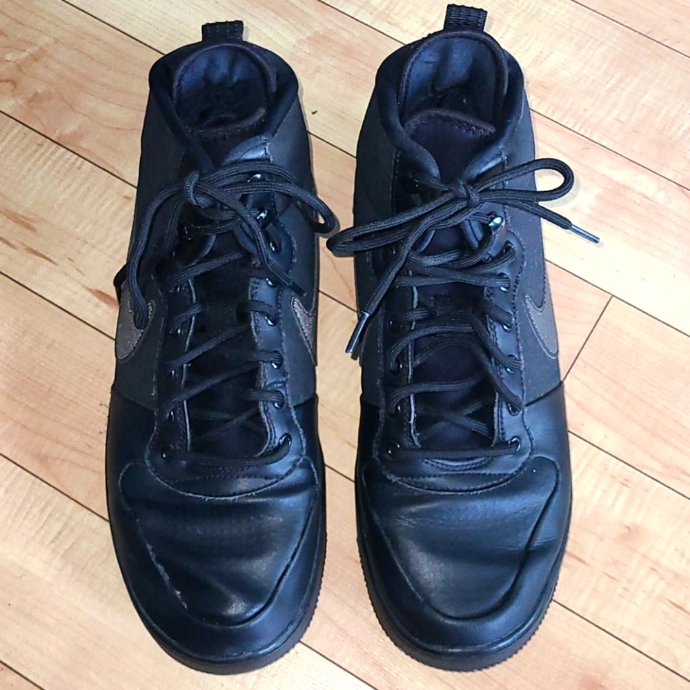 NIKE MENS LU1 SHOES SZ 10. 5 BLACK